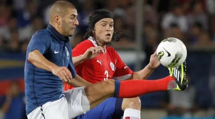 Waldo Ponce guapea con Karim Benzema en 2011. El defensor tuvo un recordado paso por la selección chilena (Agencia Uno)