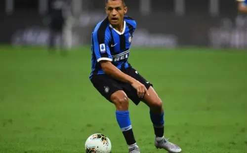 Alexis frente a la Fiorentina.