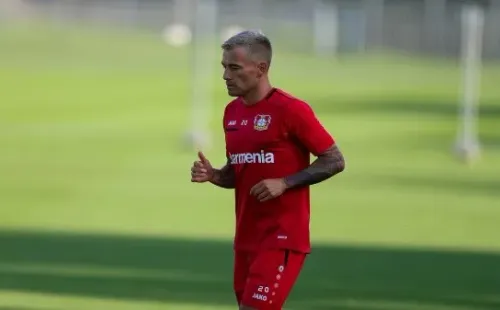 Charles Aránguiz se integró a los trabajos del Bayer Leverkusen con miras a la Europa League. Foto: Twitter