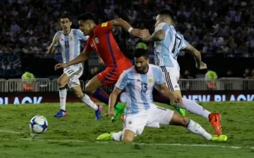 Alexis Sánchez intentará llegar a su tercer mundial adulto con la selección chilena (Agencia Uno)