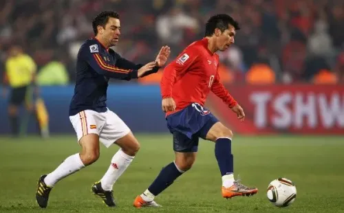 Xavi ante Gary Medel en el Mundial de Sudáfrica 2010 (Getty Images)