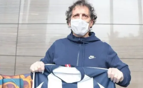 Mario Salas el día que arribó a Lima para hacerse cargo del cuadro Íntimo (Líbero)