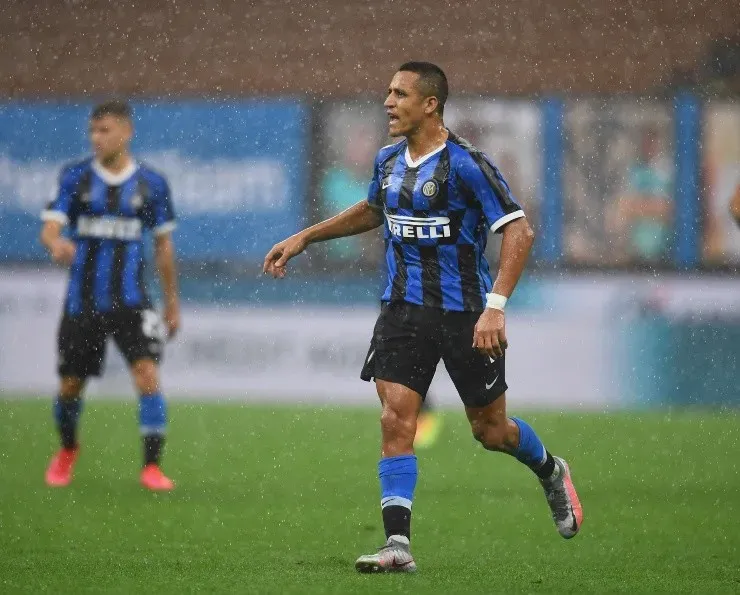 Inter de Milán junto a Alexis Sánchez quieren mantener vivas las chances de pelear el título en la Serie A, cuando visiten a Genoa. Al mismo tiempo, deben esperar que Juventus caiga para alargar en una fecha más la pelea.