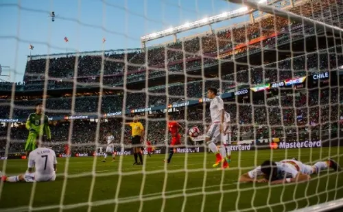 Una imagen que se repitió siete veces en Santa Clara. Los jugadores mexicanos simplemente no creían la dolorosa goleada que le propinó Chile. (Foto: Getty)