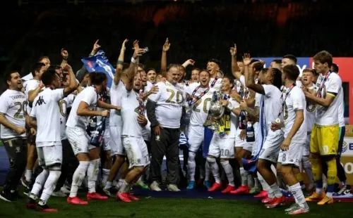 Marcelo Bielsa logró el ascenso y el título con el Leeds, pero ahora debe decidir su futuro.