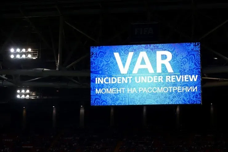 El VAR sería uno de los protagonistas de este partido, y el que intervino en dos ocasiones.