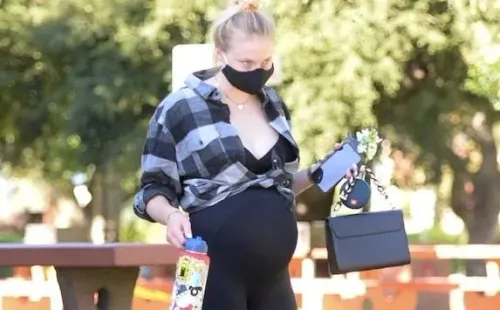 Sophie Turner en un paseo junto a Joe Jonas, en la previa a entrar al hospital.