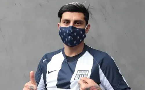 Patricio Rubio ya posó con la camiseta de Alianza Lima y se roba las portadas de la prensa peruana. Foto: Twitter