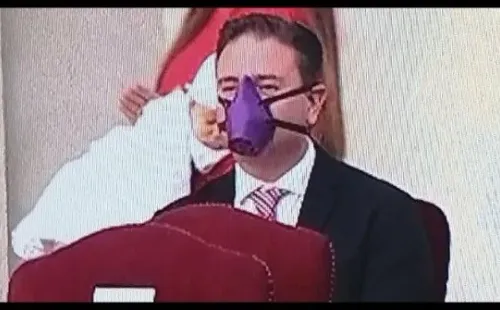 Christian Pino a la espera de la ceremonia por el cambio de gabinete.