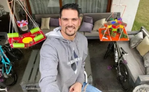 Mark González es un amante de la naturaleza, por lo que construyó con sus propias manos un bebedero para pajaritos. Foto: LUN.