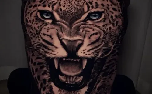 El enorme tatuaje habría tardado ocho horas en ser realizado.