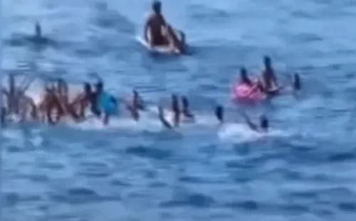 Cristiano y su familia anclaron su yate a kilómetros de la costa, pero decenas de tifosi nadaron hasta la embarcación.