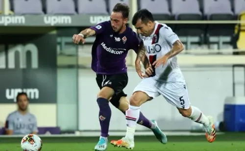 Gary Medel hizo lo posible por detener a la Fiorentina, pero terminó siendo reemplazado. Erick Pulgar disputó todo el encuentro. Foto: Getty Images