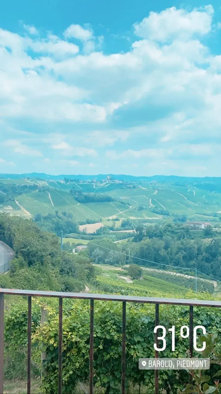 Esta es la vista que disfrutaron Alexis Sánchez y Anna Modler en Castiglione Falletto, en una escapada romántica (Instagram)