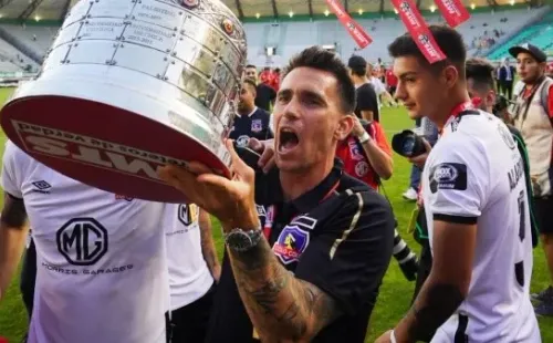 Pablo Mouche con la Copa Chile que obtuvo Colo Colo ante la U en Temuco. Foto: Guille Salazar.