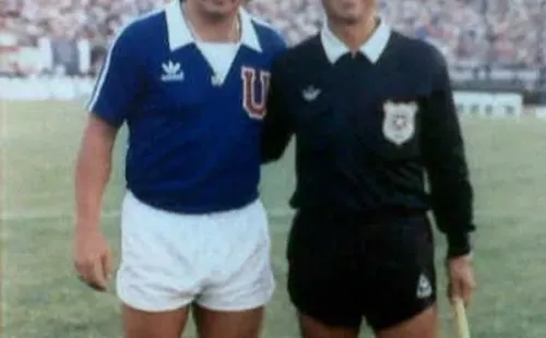 Carlos Caszely con la camiseta de U en el duelo entre Canal 11 y Canal 13 en la previa de un clásico universitario.