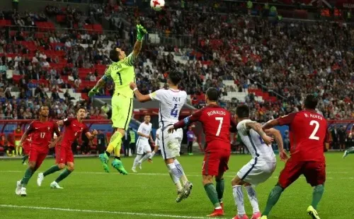 Cristiano Ronaldo poco pudo hacer en esta semifinal, en la que la figura de Claudio Bravo se alzó como la mejor de la definición. (Foto: Getty)