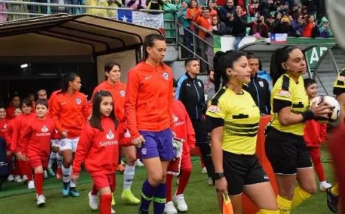 Con Christiane Endler, Carla Guerrero y Francisca Lara, la Roja busca alcanzar una histórica clasificación a los Juegos Olímpicos. Foto: Agencia Uno