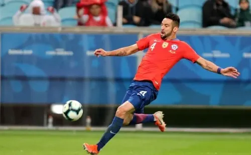 Isla está con la carta en su poder y puede firmar por cualquier club. Los únicos interesados son Boca Juniors y Real Betis hasta el momento. (FOTO: Agencia Uno)