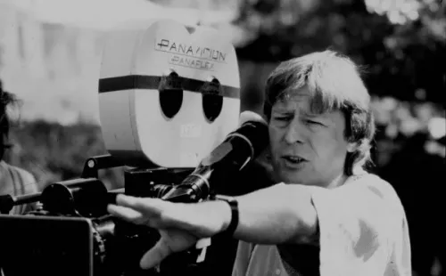 Alan Parker en plena ejecución de sus labores como director.