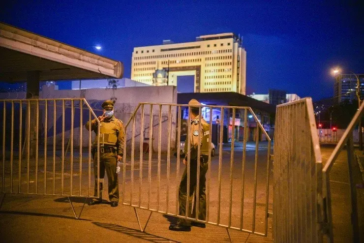 Fuertes medidas de seguridad también marcan la previa de la Cuenta Pública Presidencial en los exteriores del Congreso Nacional.