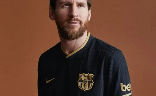 Lionel Messi luciendo la majestuosa nueva camiseta del Barça