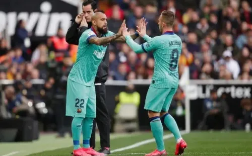 El que saca cuentas alegres con la partida de Arthur es Arturo Vidal, quien se perfila como el titular indiscutido del mediocampo de Barcelona. Foto: Getty Images