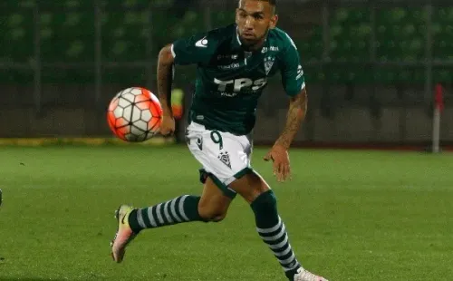 Desde su gran temporada en Santiago Wanderers, Ronnie Fernández partió a buscar suerte al extranjero. Desde allá, pide respeto a los jugadores chilenos que van a otras ligas que no sean las europeas. Foto: Agencia Uno