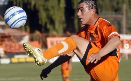 Esteban Paredes y la pelota de fútbol