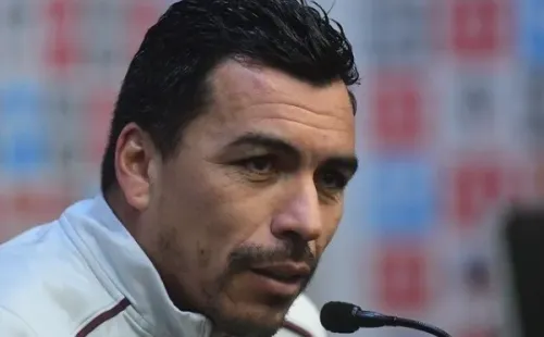 Esteban Paredes modo cuarentena con pelo largo