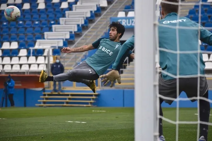 Edson Puch entrena junto a sus compañeros en San Carlos de Apoquindo, en el marco de la preparación de la Unviversidad Católica para la vuelta del fútbol en agosto.