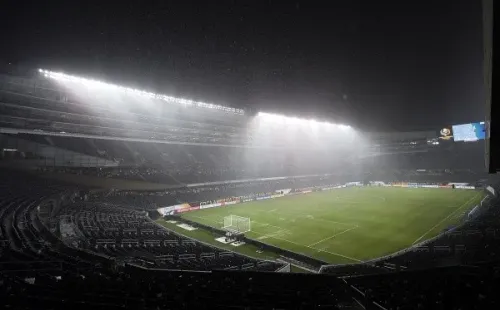 La lluvia y un estadio vacío. Esta imagen fue tomada en el entretiempo, donde tanto jugadores como el público debió refugiarse por el peligro de los rayos y relámpagos. (Foto: Getty)