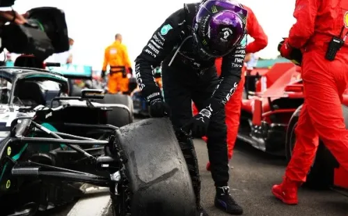 Lewis Hamilton ganó de manera increíble con una rueda menos tras un pinchazo en el último giro.