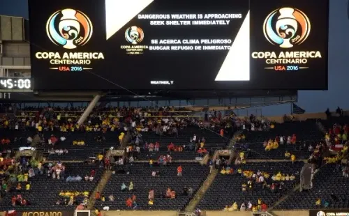 “Se acerca clima peligroso. Buscar refugio de inmediato”, era el mensaje que se desplegó en la pantalla del Soldier Field de Chicago tras el primer tiempo de Chile con Colombia por la semifinal de la Copa América Centenario.