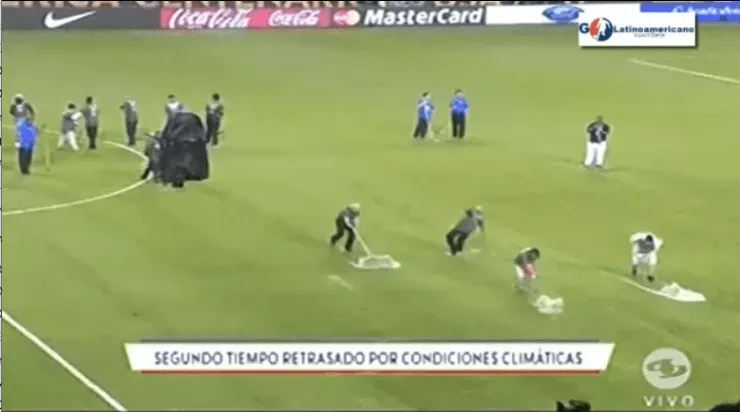 El momento donde uno de los limpiadores se resbala al despejar el agua de la cancha del Soldier Field en Chicago, antes de que se jugara el segundo tiempo de Chile y Colombia.