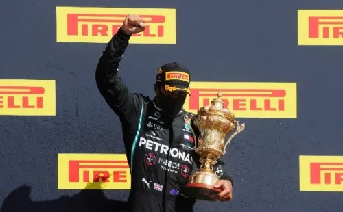 El seis veces campeón del mundo cruzó la meta primero pese a haber pinchado una de sus ruedas.