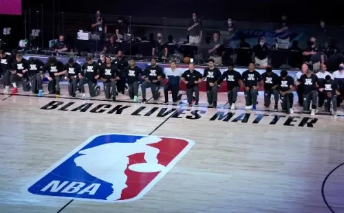 El emotivo y total homenaje de los equipos en el debut de la NBA al movimiento Black Lives Matter se robó las miradas en todo el mundo. (Foto: Getty)