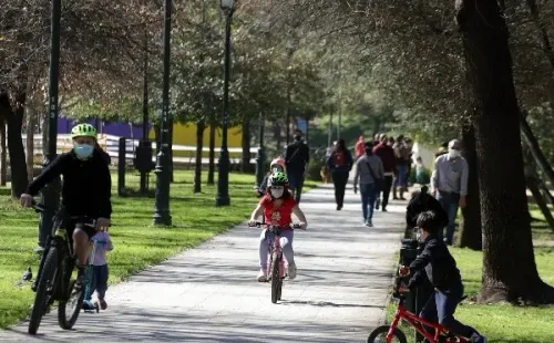Hace días atrás, los pobladores de Las Condes disfrutaron de la reapertura del Parque Araucano tras pasar de cuarentena a transición. Foto: Agencia Uno