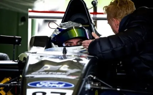 El piloto nacional finalizó octavo y undécimo de las carreras 2 y 3 respectivamente de la jornada dominical en Donington Park.