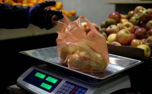 Algunos productos en ferias libres podrán seguir siendo entregados en bolsas. Foto: Agencia Uno