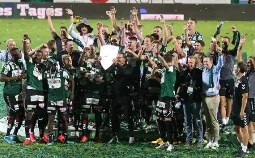 El Ried festeja el criticad ascenso (Opel)