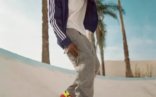 El modelo amarillo solar con rojo también está presente en las zapatillas ZX 2K BOOST.