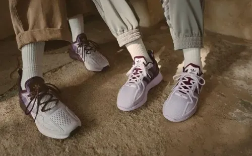 El modelo ZX 2K BOOST también viene en blanco con violeta rosado.