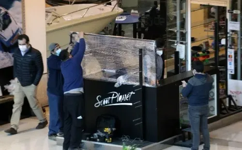 Este lunes, por ejemplo, ya comenzó a funcionar un mall en Las Condes. Las medidas de seguridad serán una constante en los próximos meses. Foto: Agencia Uno