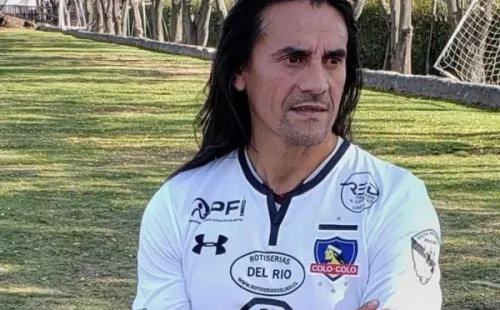 Gabriel Mendoza con la camiseta de los viejos cracks de Colo Colo (Redgol)