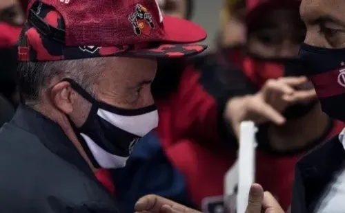 Domènec Torrent es recibido por dirigentes del Flamengo (Api)