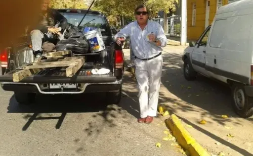 Una foto de Emeterio Ureta junto a su camioneta.