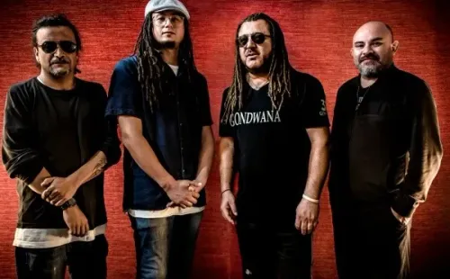 El bajistaI-Locks Labbé,Keno “Fingaman” Valenzuelaen teclados, el saxofonistaJorge “Gato” Ramosy la voz deMaxi Vargasjunto a sus compañeros de banda en Gondwana.