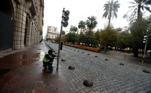 Santiago Centro lleva 132 días de cuarentena, una de las más largas en el mundo. Sus cifras de contagio son incluso más bajas que en Providencia, donde se pasó a transición. Foto: Agencia Uno