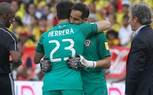 Herrera reemplaza al lesionado Bravo en la Roja contra Colombia en 2016.